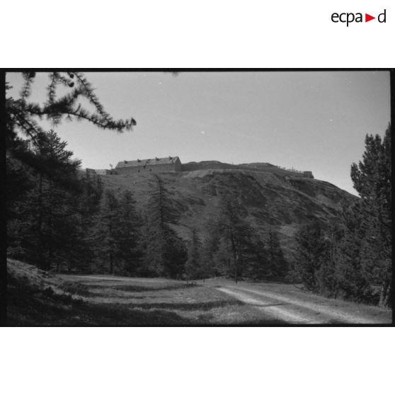 Fort des Trois Têtes. Le fort vu de la piste menant au pont d'Asfeld - 1992. [légende d'origine]