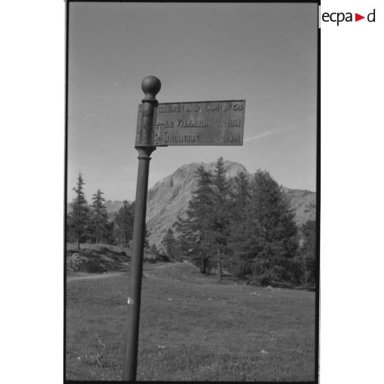 Fort de l'Olive. Sur la piste venant du col de Granon - 1992. [légende d'origine]