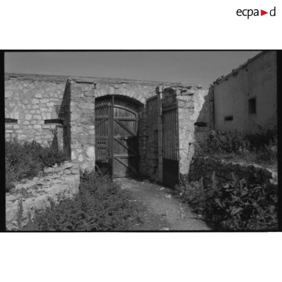 Fort de l'Olive. L'entrée du fort - 1992. [légende d'origine]