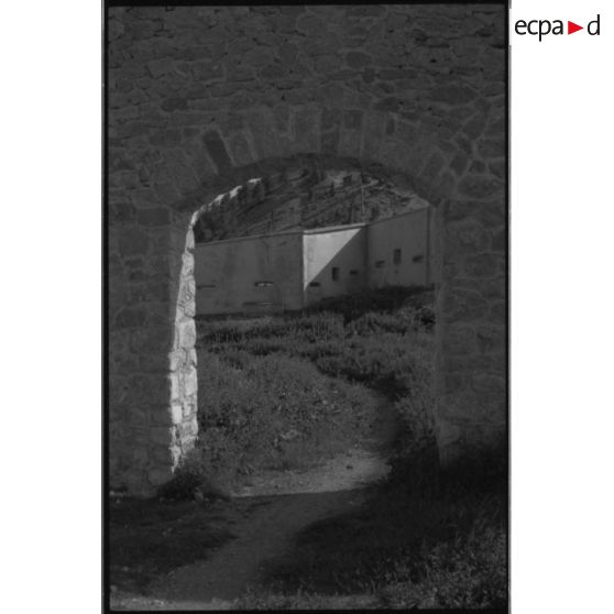 Fort de l'Olive. Le ''bonnet de prêtre'' vu de l'intérieur - 1992. [légende d'origine]