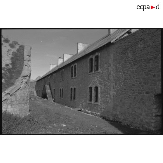 Fort de l'Olive. Caserne fortifiée - 1992. [légende d'origine]