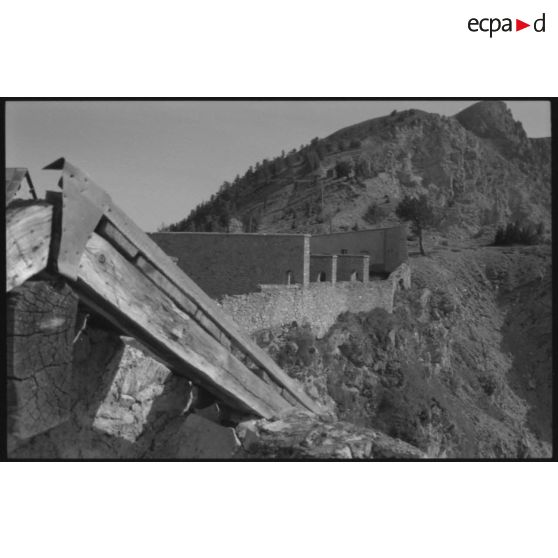 Fort de l'Olive. Restes du téléphérique et parados - 1992. [légende d'origine]