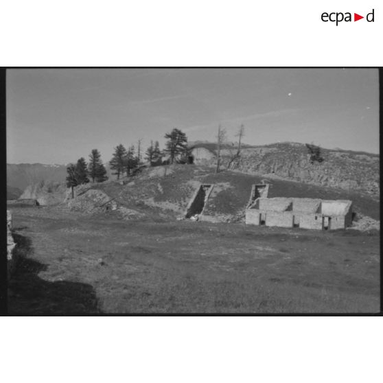 Fort de l'Olive. Entrées d'un des deux magasins sous roc - 1992. [légende d'origine]