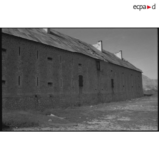 Fort de l'Olive. La caserne fortifiée sert de rempart - 1992. [légende d'origine]