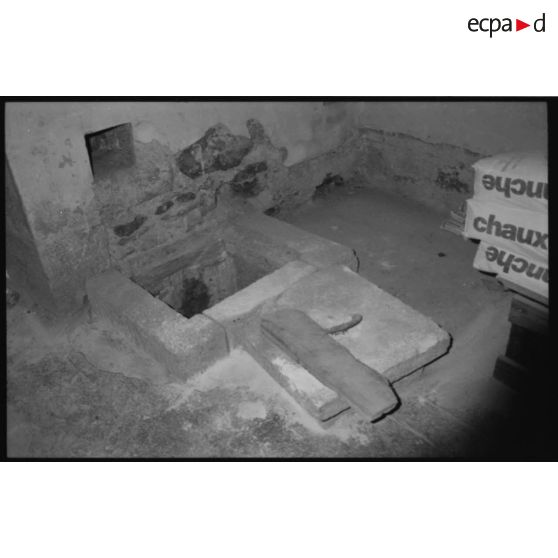 Fort des Trois Têtes. Travaux dans la poudrière basse - 1992. [légende d'origine]