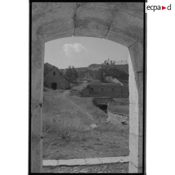 Fort des Trois Têtes. Tunnel d'entrée dans la partie basse du fort - 1992. [légende d'origine]