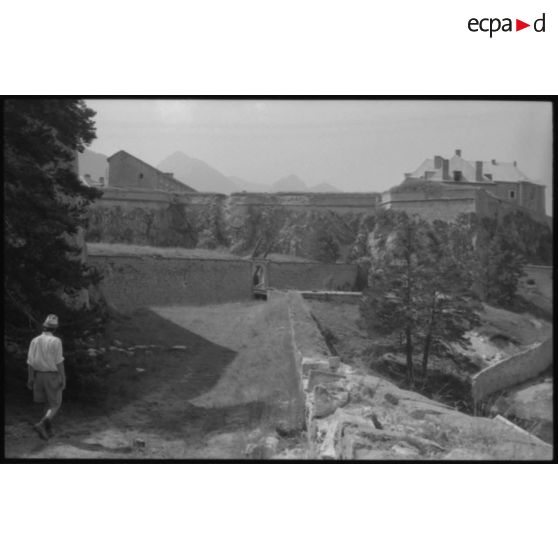 Fort des Trois Têtes. Fossés et ponts-levis isolent les différentes enceintes - 1992. [légende d'origine]