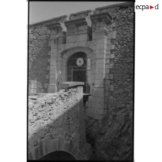 Fort des trois Têtes. Entrée sud-est du fort - 1992. [légende d'origine]