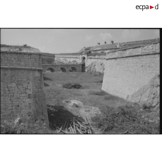 Fort des Trois Têtes. Bastions défendant l'entrée sud-est - 1992. [légende d'origine]