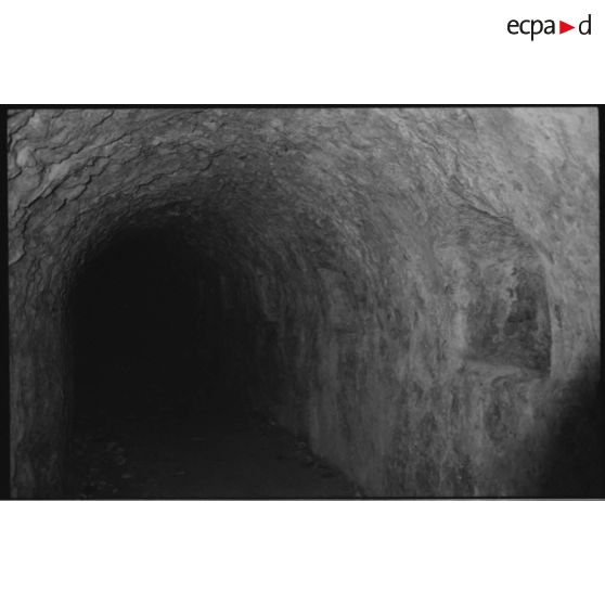 Fort des Trois Têtes. Niches dans une galerie sous roc - 1992. [légende d'origine]