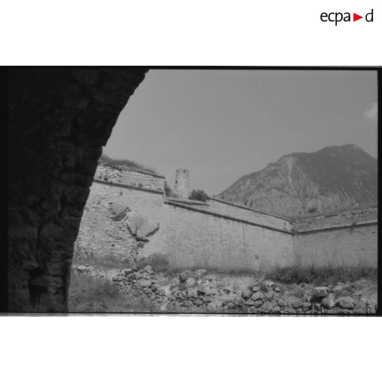 Fort des Trois Têtes. Cette dame vous empêchera de passer...  - 1992. [légende d'origine]