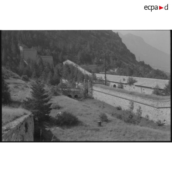 Briançon, communication "Y". Entrée est et retranchements vus du nord - 1992. [légende d'origine]