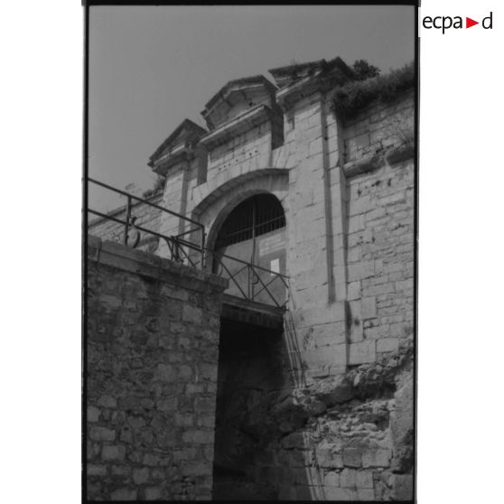 Fort des Trois Têtes. Un des nombreux ponts-levis - 1992. [légende d'origine]