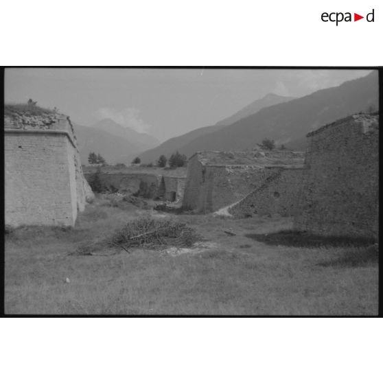 Fort des Trois Têtes. Défenses du front sud-est - 1992. [légende d'origine]