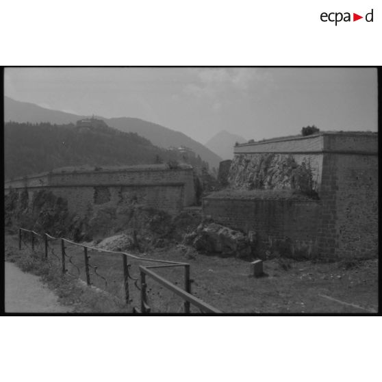 Le fort du Randouillet surplombe le fort des Têtes - 1992. [légende d'origine]