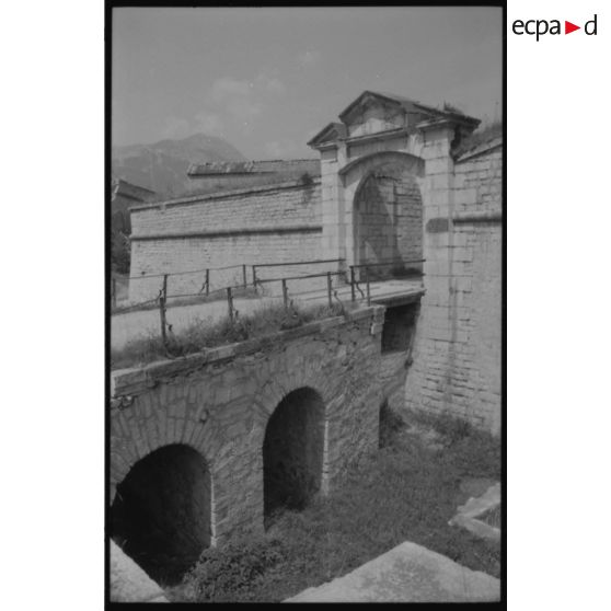 Fort des Trois Têtes. Autre porte sur le front sud-est - 1992. [légende d'origine]