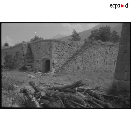 Fort des Trois Têtes. Arrière d'un bastion et abri - 1992. [légende d'origine]