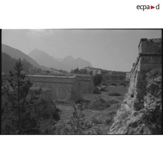 Fort des Trois Têtes. Les bastions sont inclinés face à la montagne proche - 1992. [légende d'origine]