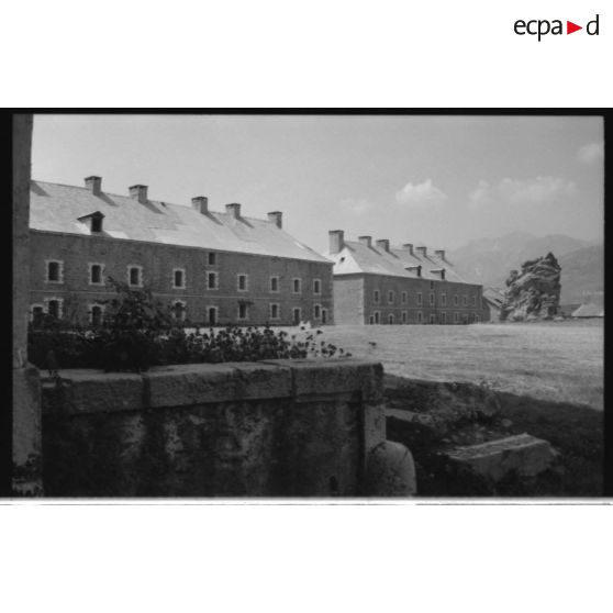 Fort des Trois Têtes. La place d'armes et la troisième ''tête'' - 1992. [légende d'origine]