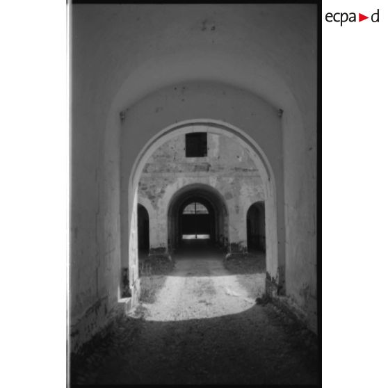 Fort des Trois Têtes. Capitale du fort depuis le front sud-est - 1992. [légende d'origine]