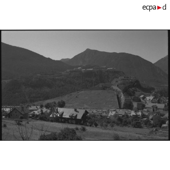 Citadelle de Briançon. La citadelle derrière le glacis - 1992. [légende d'origine]