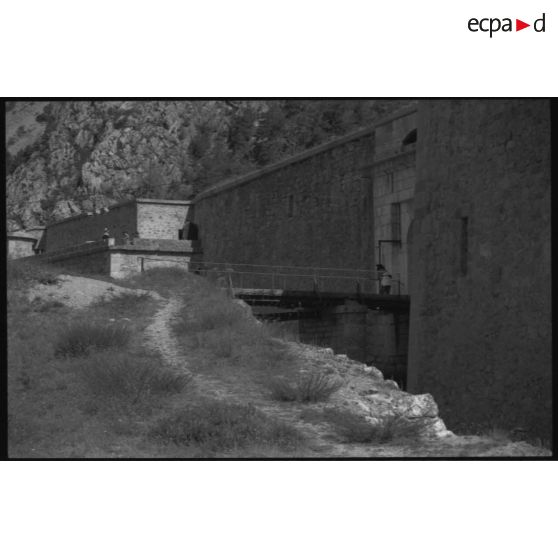 Redoute des Salettes. L'entrée et le pont-levis - 1992. [légende d'origine]