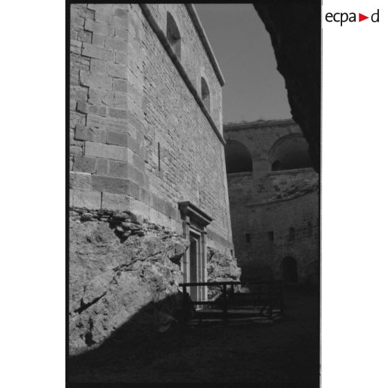 Redoute des Salettes. Entrée du réduit central - 1992. [légende d'origine]