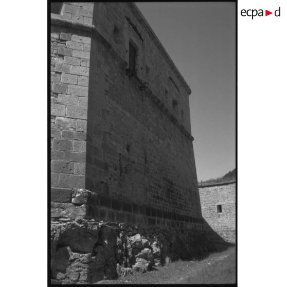 Redoute des Salettes. Flanc nord du réduit - 1992. [légende d'origine]