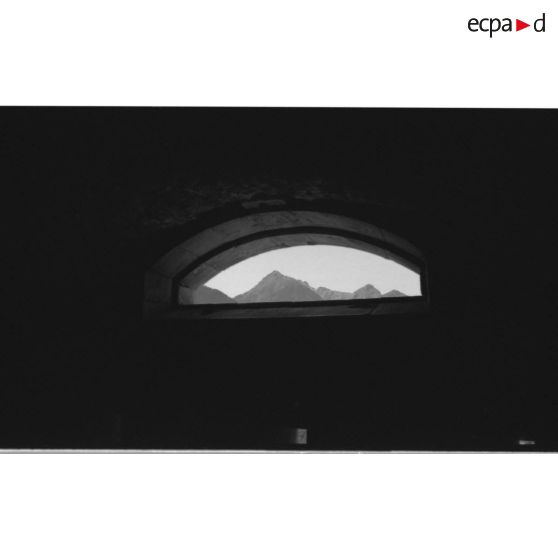 Redoute des Salettes. La montagne à travers une ouverture d'aération - 1992. [légende d'origine]