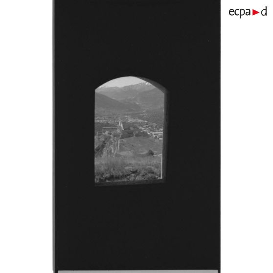 Redoute des Salettes. La citadelle de Briançon depuis la redoute - 1992. [légende d'origine]