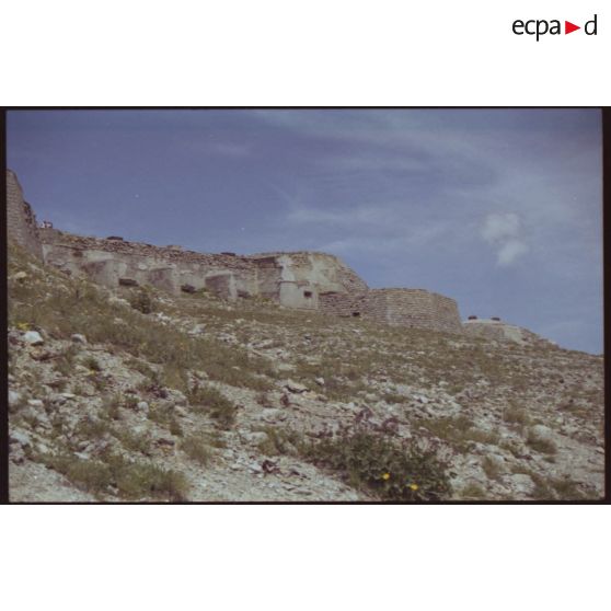 Fort du Janus, ancien blockhaus et batterie. Bloc 8 et B4 (observatoire) - 1992. [légende d'origine]