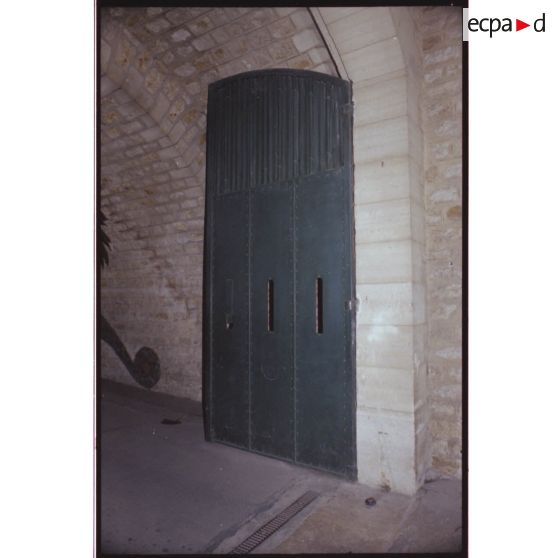 Porte blindée de la capitale. [légende d'origine]