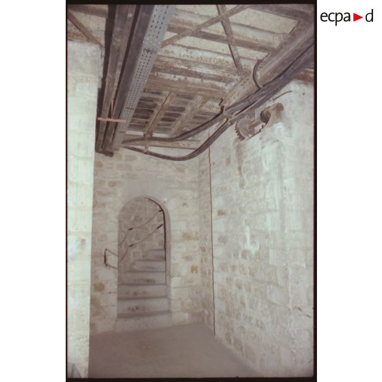 Restes du pont-levis à double bascule transversale. [légende d'origine]