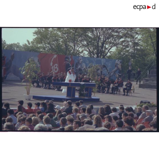 Messe en plein air à la mémoire des pompiers morts en service. [légende d'origine]