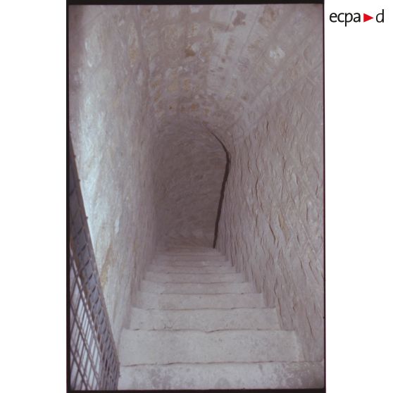 Accès au fossé de gorge depuis le poste de garde. [légende d'origine]