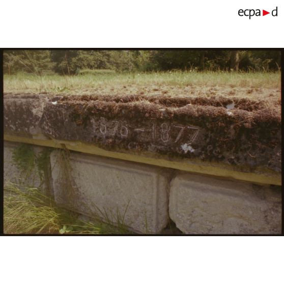 Fort de Witry-les-Reims. Restes du fronton de l'entrée. [légende d'origine]