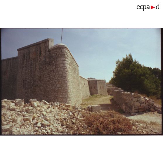 Fort Faron. Escarpe sud, vue de l'ouest. [légende d'origine]