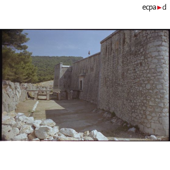 Fort Faron. Escarpe ouest, vue du sud. [légende d'origine]