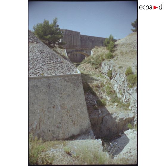 Fort Faron. La ''crémaillère'' traverse les défenses nord du fort. [légende d'origine]
