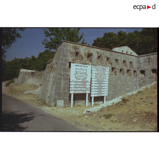 Caserne fortifiée du Faron. Côté est. [légende d'origine]