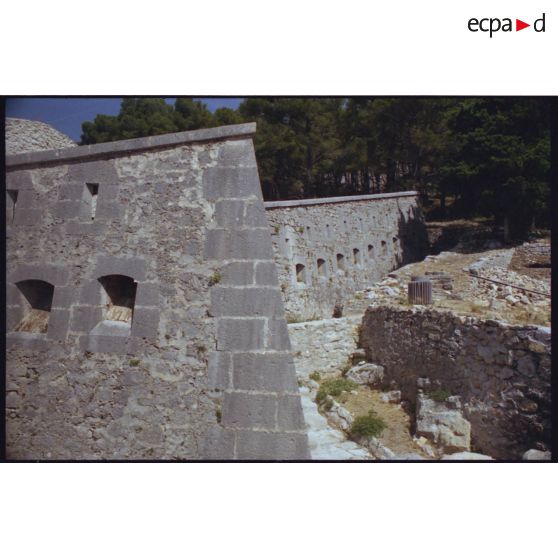 Caserne fortifiée du Faron. Flanc est et fossé vus du sud. [légende d'origine]