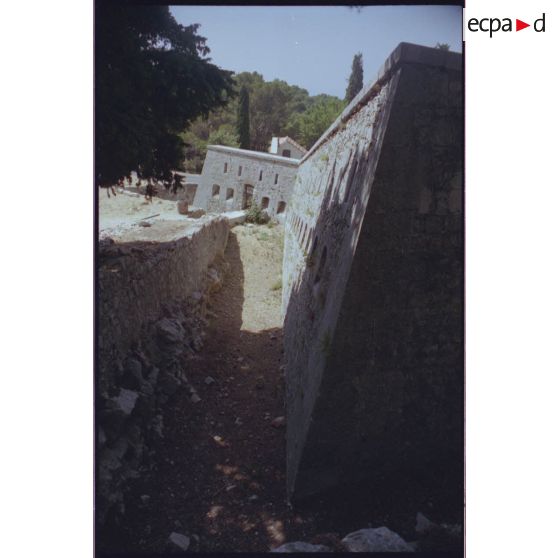 Caserne fortifiée du Faron. Flanc est vu du nord. [légende d'origine]