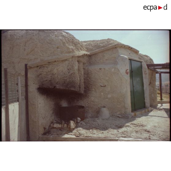 Batterie de Montredon. Casemate allemande H671 ''civilisée''. [légende d'origine]