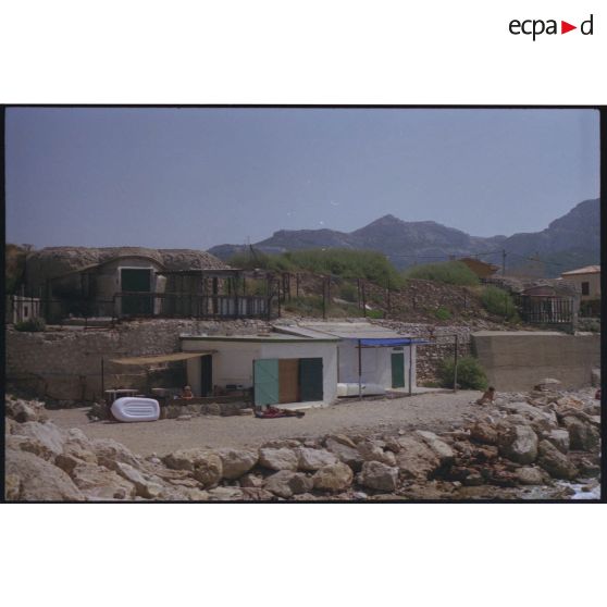 Batterie de Montredon. Deux casemates H671. [légende d'origine]