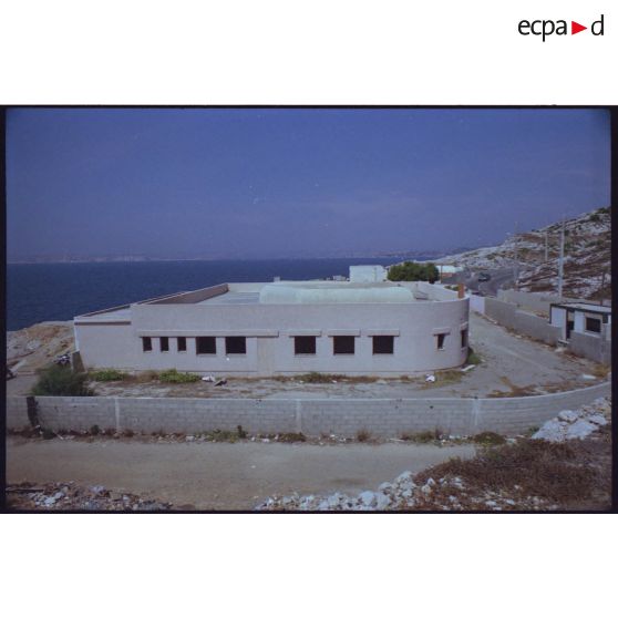 Batterie de l'Escalette. Cette ancienne boîte de nuit a été construite autour d'un gros blockhaus ! [légende d'origine]