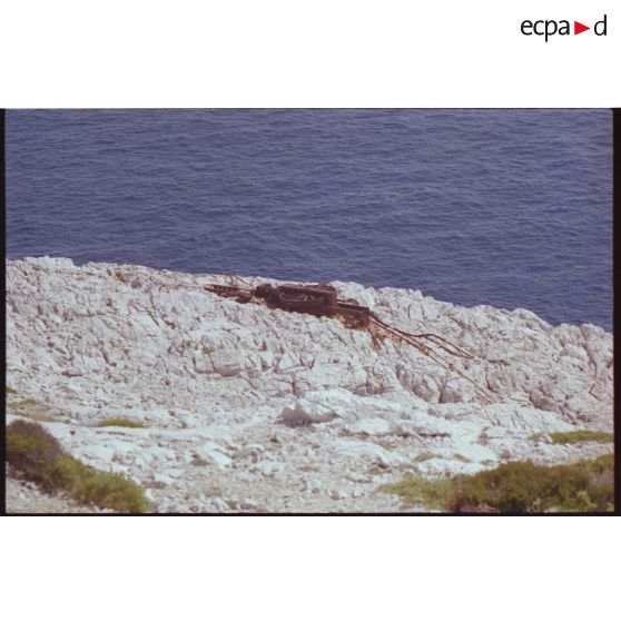 Fort Napoléon (les Goudes). Restes du treuil du téléphérique sous-marin vers l'ile Jarre. [légende d'origine]