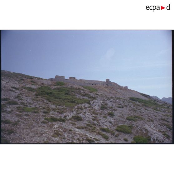 Batterie de Croisette. La batterie de Croisette surplombe le port des Goudes. [légende d'origine]