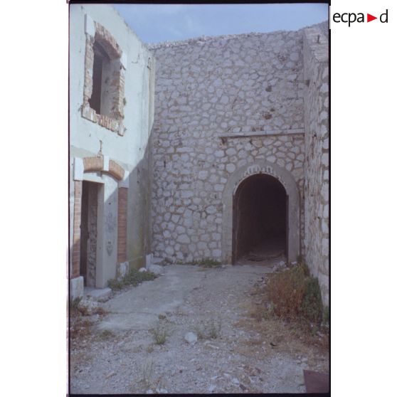 Batterie de Croisette. Entrée du magasin sous roc. [légende d'origine]