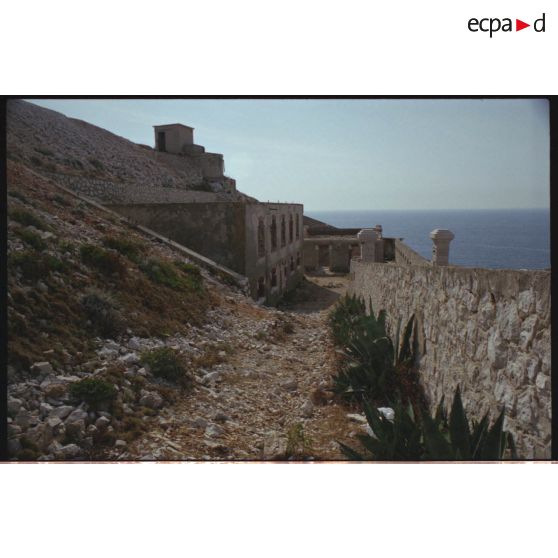 Batterie de Croisette. Le casernement et l'entrée. [légende d'origine]