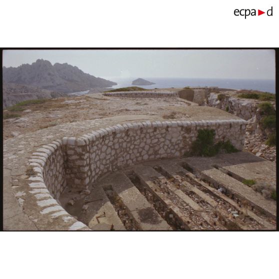 Batterie de Croisette. Trois des cuves pour mortier de 270 mm Mle 1889. [légende d'origine]